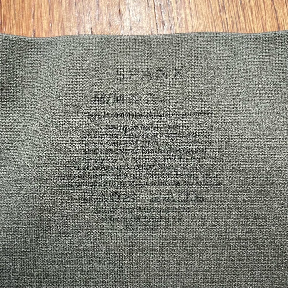 Spanx Look at Me Now Seamless Cropped Leggings in Sage Camo size M - Picture 11 of 11